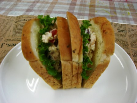 豆とカッテージチーズのバジルサンド